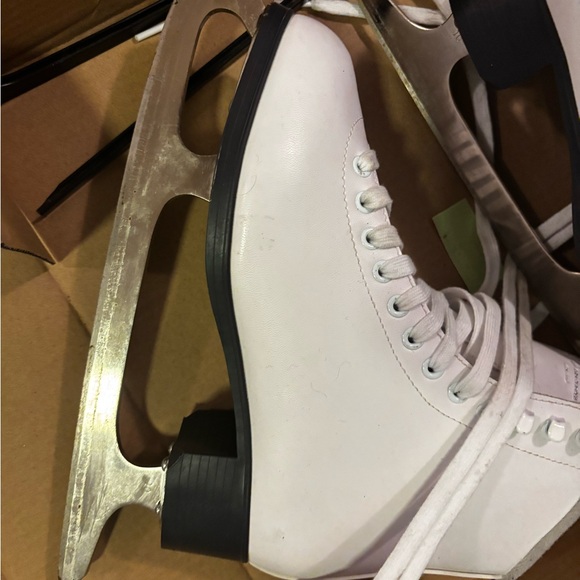 Jackson by Cameo White Ice Skates - Picture 3 of 9